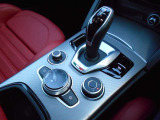 ALFA DNAドライブモードシステムは、走行状況に応じてジュリアの効率とパフォーマンスを向上させるように設計されています。