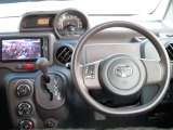 ショッピングバッグなどを掛けるフックや、小物の収納に便利な運転席前のアッパートレイなど、毎日使うことを考えて、運転席から手の届くところにアイディアいっぱいの収納スペースを充実