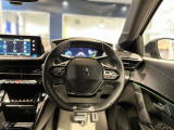 新しいアイコン3D i-Cockpitを採用。運転席に向いて設計され視認性や操作性が向上。