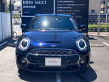 MINIのフロントグリルのデザインはイギリスで生まれた当初から、シルバーのサイドバーが折り重なった伝統的なデザインで御座います。その伝統はBMWのお車になってからでも少しずつ形を変えて守られております