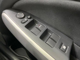 【電動格納ミラー】サイドミラーは電動格納式となっており、狭い駐車場でもキズがつくリスクを抑えられます。