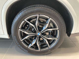 一部モデルを除いたほとんどの車両でランフラットタイヤが標準装備♪たとえタイヤの空気が抜けてしまっても、~80km/hの速度で80km程の距離を走行可能です。
