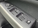 【電動格納ミラー】サイドミラーは電動格納式となっており、狭い駐車場でもキズがつくリスクを抑えられます。