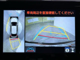 パノラミックビューモニターシステムが付いているので車の上から見た映像が確認できますよ。 一目で車両周辺の情報を確認できますが、直接安全をご確認下さい。