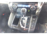 運転のしやすいシフトチェンジと空調設備スイッチ。