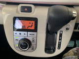 快適装備のオートエアコン♪ 温度設定をすれば、自動で車内の温度管理をしてくれる優れ物です☆彡