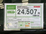 【ホンダカーズ鈴鹿 玉垣店】です。開放感溢れるショールームに数多くの取扱い車種が並んでおります。天候を気にせずじっくりご覧いただけます。