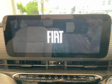 「Hey Fiat」と言うだけで対話ができる音声認識機能も備えています。 安全で直感的、そしてシームレスな体験を車内でも存分にお楽しみいただけます.