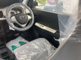運転席はこちらです。プライベートな車内なのでリラックスできる空間を。