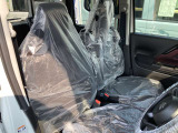 運転席はこちらです。プライベートな車内なのでリラックスできる空間を。