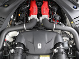 フロントに搭載した3.9L V8ツインターボエンジンは560馬力を発揮します。