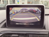 バックカメラ装備です。狭い場所での車庫入れや切り替えしの時など目で見て確認できるので便利ですね。