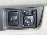 【電動格納ミラー】サイドミラーは電動格納式となっており、狭い駐車場でもキズがつくリスクを抑えられます。