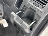 便利なカップホルダーを装備しています。 缶ジュースを開けて運転していると振動で倒れないかヒヤヒヤ、意外と置き場に困るもの。 意外に重要な装備ですね。