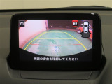 車両後方の映像を映すバックモニター。進路を確認しながら安全に車庫入れできます。