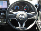 運転中もハンドルから手を放さずにオーディオ操作することができます。