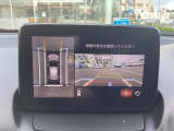 バックカメラ装備です。狭い場所での車庫入れや切り替えしの時など目で見て確認できるので便利ですね。