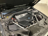 BMW 2.0L 直列4気筒ツインパワーターボ ガソリンエンジン :バルブトロニック(無段階可変バルブリフト)、ダイレクトインジェクションシステム、ダブルVANOS(吸排気無段階可変バルブタイミング)