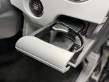 便利なカップホルダーを装備しています。 缶ジュースを開けて運転していると振動で倒れないかヒヤヒヤ、意外と置き場に困るもの。 意外に重要な装備ですね。