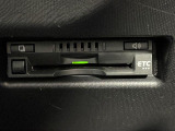 【ETC】有料道路を利用する際に料金所で停止することなく通過できる、ETC車載器(ノンストップ自動料金収受システム機器)が装備されています。セットアップを行うことで利用可能になります。