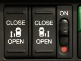 【両側パワースライドドア】両側がパワースライドドアになっており、運転席のスイッチやスマートキーでも開閉が可能です!開口部も広いので乗り降りも楽々♪