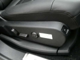 前席はポジション、ランバーサポート機能は電動調整式となります。上質な革をぜいたくに使い、表面仕上げも肌への当たりを優先に滑らかに仕上がっています。