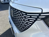 車体色と同色のグリル