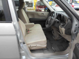 体が沈み込まないちょうどいい固さのシートなので、長時間の運転も疲れづらいんですよ♪足元もすっきりと広いです!