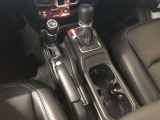 リア/フロントロック時には4輪に均等 に動力を分配します。さらに電子制御式フロントスウェイ バーディスコネクトシステムを搭載し、すべてのJeepモデルの 中でトップクラスのオフロード走破性を実現。