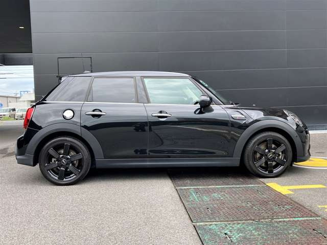 中古車 BMW MINI ミニ クーパー S 5ドア DCT の中古車詳細 (13,000km, ミッドナイトブラックM, 岐阜県, 370万円) |  中古車情報・中古車検索なら【車選びドットコム（車選び.com）】