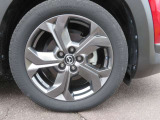 215/55R18 95Hタイヤ&18×7Jインチアルミホイール(シルバー塗装)骨太に見え、重心が低く感じられます。
