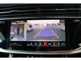 入車経路を算出し、ガイドラインと補助線をディスプレイに表示します。同時にバンパーに内蔵のセンサーが障害物を感知し音で注意を促します。前方、後方の死角も安心していただけます。』