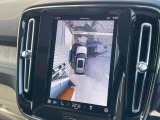 【360°ビューカメラ】4台の高解像度カメラで360度の鳥瞰図を表示。隣の車や壁、死角にある障害物などを画面で確認できるため、狭いスペースでの駐車・出入りも安心です。