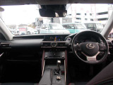 大きなフロントガラスで視界を確保し、視点も高いので運転しやすく安心です(^^)/
