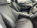 メルセデスのシートは、少し硬めになっております。長時間の運転の際、適度な反発があることでお尻や腰の負担を減らす効果がございます。