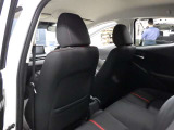 当店では専任のメカニックが大切なお客様のお車を一台一台丁寧に整備いたします。自社認証工場にてリフトアップし下回りまでキッチリ検査いたします。