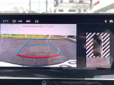 リバースポジションにシフトすると自動的にカメラが作動、画面に後方の視界が映し出される安心のバックカメラを装備。