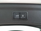 両手がふさがるほどの荷物があるとき、とても便利なオートマチックテールゲートが装備されております。