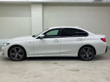 【拘りのFR】BMWが多く採用するFR車。ダイレクトでスポーティな加速感・シャープなハンドリングを実現。縦置きエンジンレイアウトにより、フラットで上質な乗り味です。