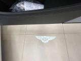 LEDウェルカムランプがオプション装着されており、ベントレーエンブレムが投影され足元を上品に照らしてくれます。