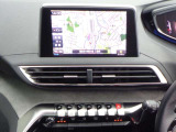 ダッシュボードのタッチスクリーンにはエアコンやオーディオ、ハンズフリー通話、ADAS(先進運転支援システム)などの操作を指先で直感的に行えます。