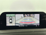 【全方位モニター】まるでクルマを真上から見下ろしたかのような視点で駐車をサポートします!クルマの斜め後ろや真横など、前後左右の4つのカメラの映像が合成されて、モニターに映し出されます。