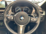 操作性に優れたステアリングは、BMWの走りを支える大事な部品です。オーディオやハンズフリー通話、クルーズコントロール関連の操作もこちらに集約されています。