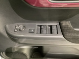 パワーウインドウは運転席でドア4枚とも上下の操作ができるようになっています。子供さんが勝手に操作できないようにロックすることも可能です。