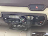 エアコンはオートエアコン☆一年を通して快適な車内空間を演出します♪充電用USBジャックが2つあります♪