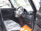 運転席はドライバーがリラックスして運転できるようになっています!ぜひ一度ご来店し座ってみてください!