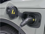 コンセントタイプ(3kW)やウォールボックスタイプ(6kW)の充電器を用いて、ご自宅で簡単充電。一般的な家庭用の200V交流充電ケーブルでは、約8時間で80%まで充電!1時間あたり7~14kmを走行できる電力を充電できます。