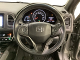 ハンドルにHondaセンシング系のクルーズコントロールやレーンキープアシストなどのスイッチと、オーディオの操作スイッチが装備されています。ハンドルから手を離さず安全に操作できます。