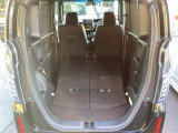リアシートを倒すと広いスペースが確保出来ます。