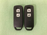 スマートキーを装備しています。鍵を差し込むことなくドアロックの開け閉めと、スタートボタン操作でのエンジンスタートができます。スペアキーも同じものを用意しております。